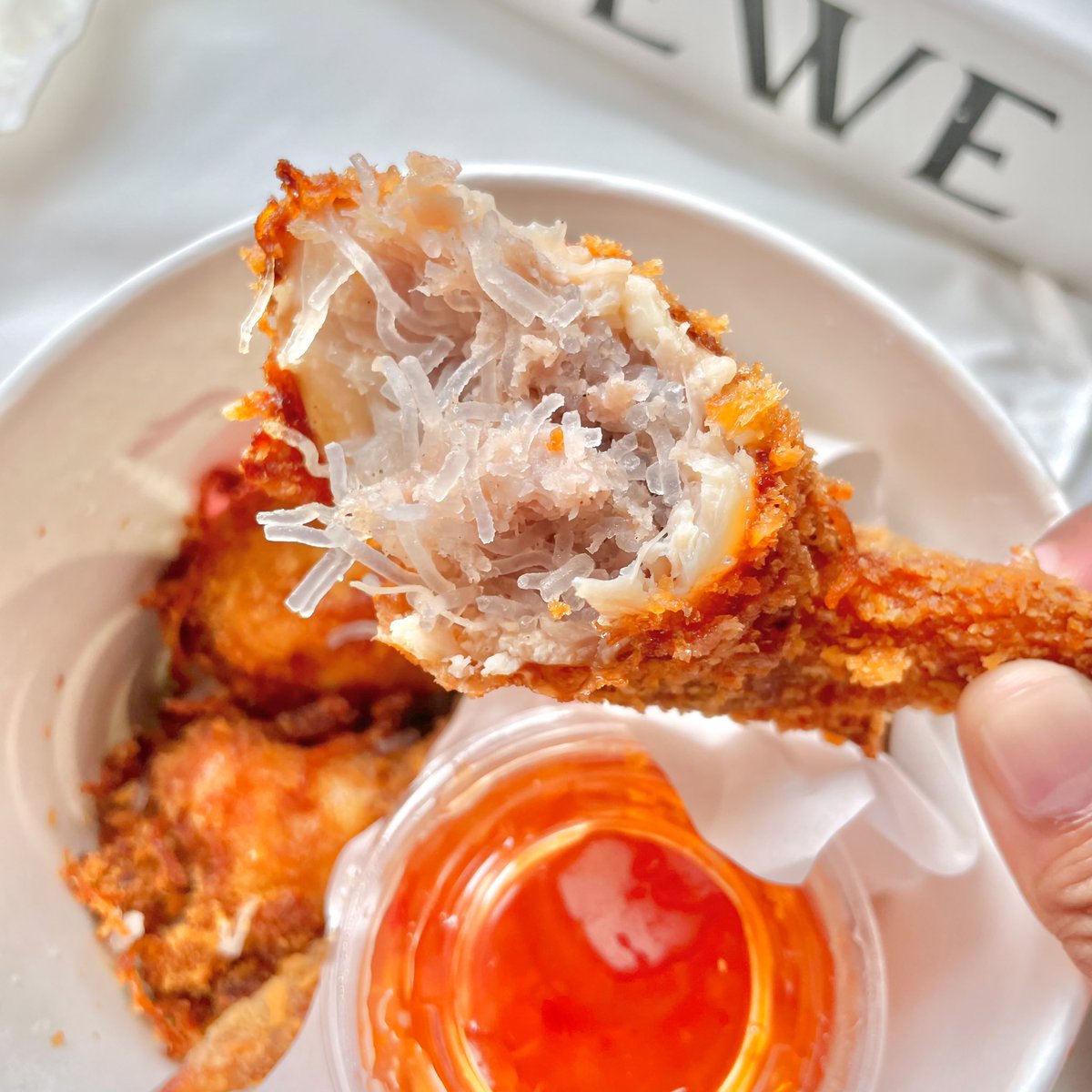 jajadiary's tweet photo. อร่อยมากกกกกกก อยากให้ทุกคนได้ลองจริงๆ ปีกไก่ยัดไส้คุณแม่พิกุลแฮม ปีกไก่อวบๆเนื้อแน่น ยัดไส้ด้านในด้วยวุ้นเส้นและหมูสับ ทอดร้อนๆหอมๆๆ กินกับน้ำจิ้มเค้า ฟินมากกก คือแบบมันหอมมากทุกคน กินเพลินมาก ไปลองงงงง 💯💯 #อร่อยไปแดก #อร่อยบอกต่อ @aroii https://t.co/BJwnwTxdN6