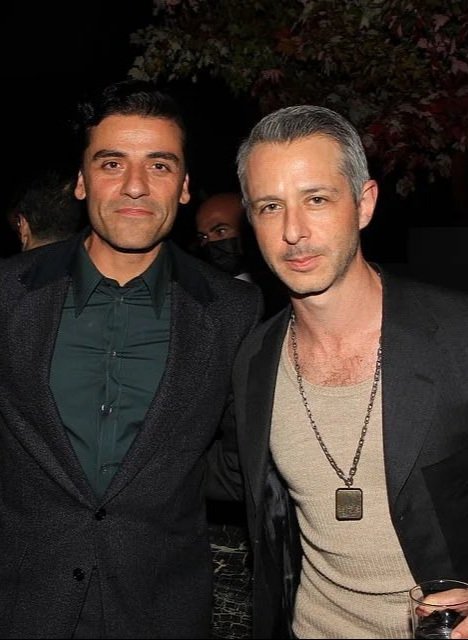 CristianPhoyu's tweet photo. Sale #ScenesFromAMarriage, entra #Succession. Aquí vemos a Oscar Isaac cediéndole la noche del domingo de HBO a Jeremy Strong. https://t.co/YDtaieJDP8