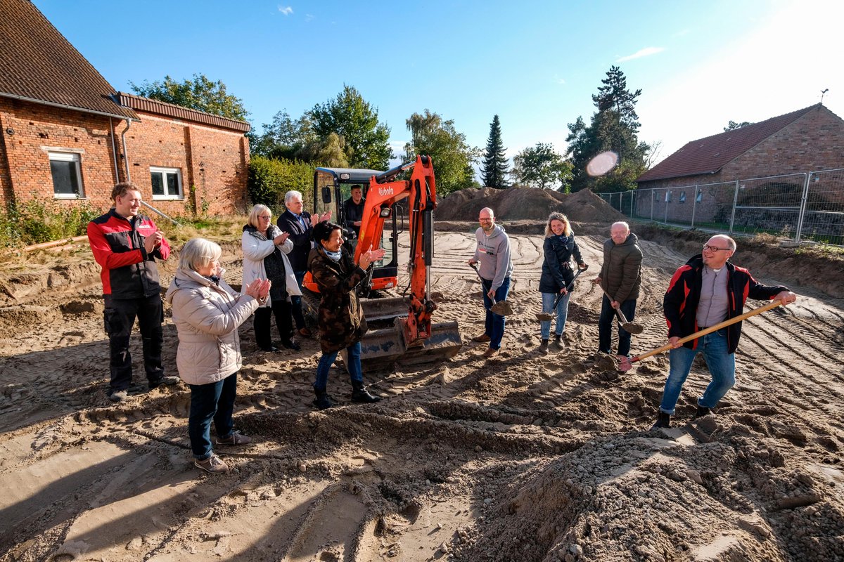kirchehannovers's tweet photo. "Wir sind heilfroh, dass es endlich losgeht!"🥳
Spatenstich für das Dorfzentrum in #Immensen: ein Haus für Gemeinde, Vereine, Veranstaltungen, Coworking, ein Café...
"Die Zukunft des Dorfes ist die Zukunft der Gemeinde", sagt Pastor Thorsten Leißer.
!B
https://t.co/5LD73eHQLO https://t.co/cUmR5Y0VkD