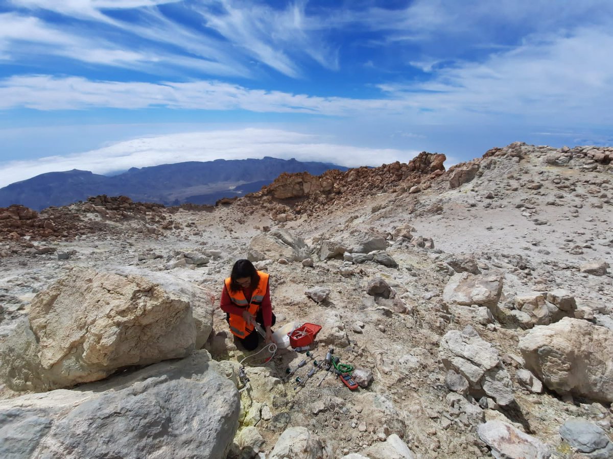 involcan's tweet image. La erupción de La Palma no nos despista de la vigilancia de otros volcanes, como El Teide (Tenerife) / The eruption in La Palma does not mislead us from the surveillance of other volcanoes, such as El Teide (Tenerife) #fumaroles #geochemistry #sampling