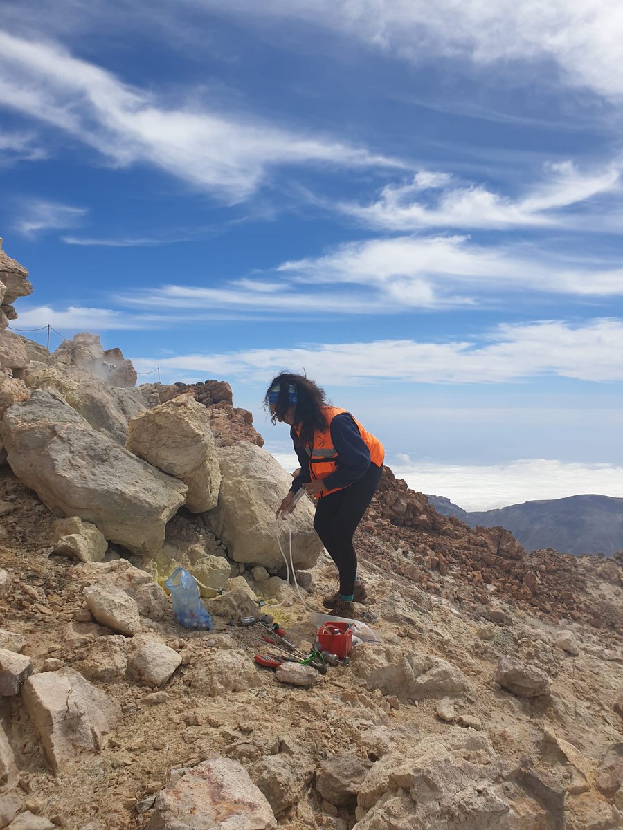 involcan's tweet image. La erupción de La Palma no nos despista de la vigilancia de otros volcanes, como El Teide (Tenerife) / The eruption in La Palma does not mislead us from the surveillance of other volcanoes, such as El Teide (Tenerife) #fumaroles #geochemistry #sampling