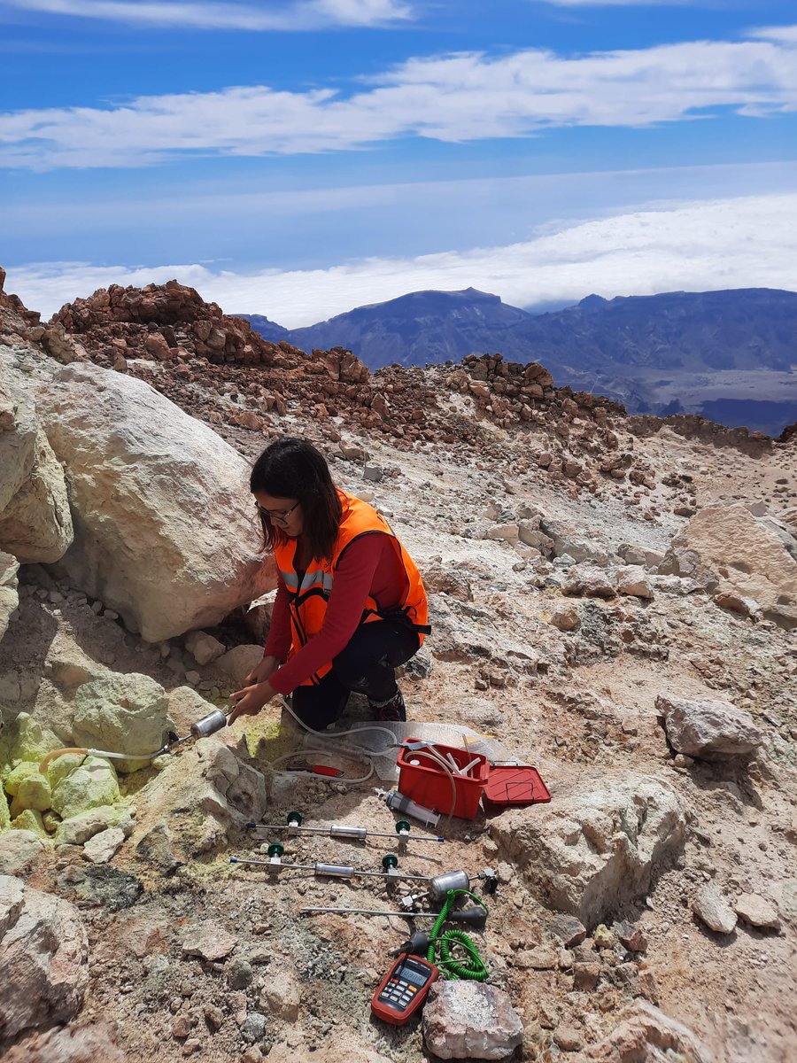 involcan's tweet image. La erupción de La Palma no nos despista de la vigilancia de otros volcanes, como El Teide (Tenerife) / The eruption in La Palma does not mislead us from the surveillance of other volcanoes, such as El Teide (Tenerife) #fumaroles #geochemistry #sampling