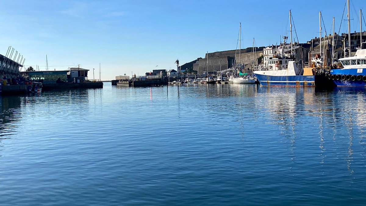 The view from <a href="/SuttonHMarina/">Sutton Harbour Marina</a> this morning, captured by one of our engineers who was out repairing a heater on a boat.
#espar #eberspacher #marineheating