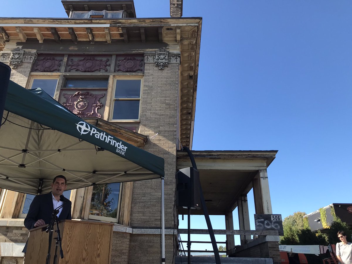 Syracuse1848's tweet image. NEIGHBORHOOD DREAM COMING TRUE @PathfinderBank invited neighbors and community leaders to its new branch under construction in a formally vacant West Onondaga St mansion. Mayor Walsh thanked Pathfinder for investing in a key neighborhood business corridor on the southwest side.