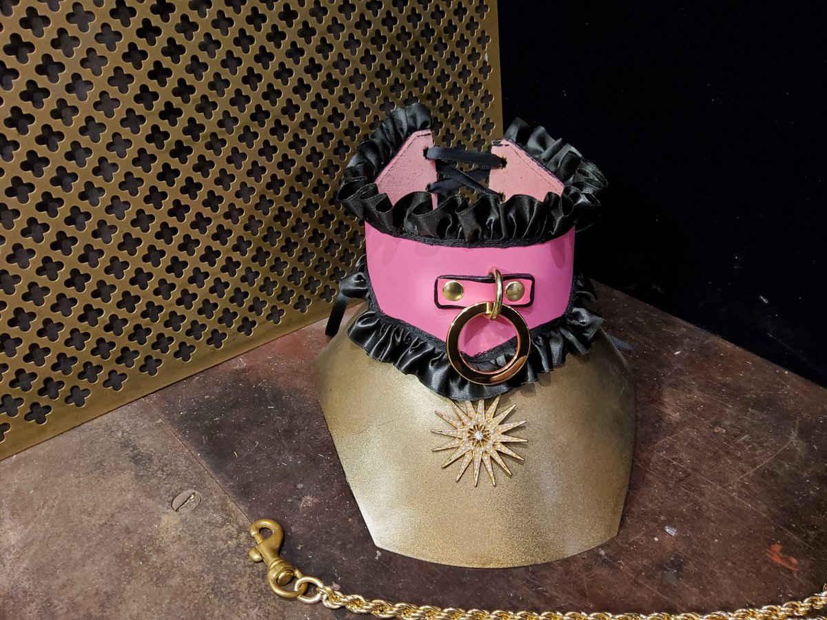 LiquidNymph's tweet photo. Hi, Twitter! I need your help, I made this fun collar and sold it in #FolsomStreetFair and I wonder who bought it?  It'll be amazing if you tag us back.💖  #BDSMCollar #FeminineCollar https://t.co/6xjBow07J2
