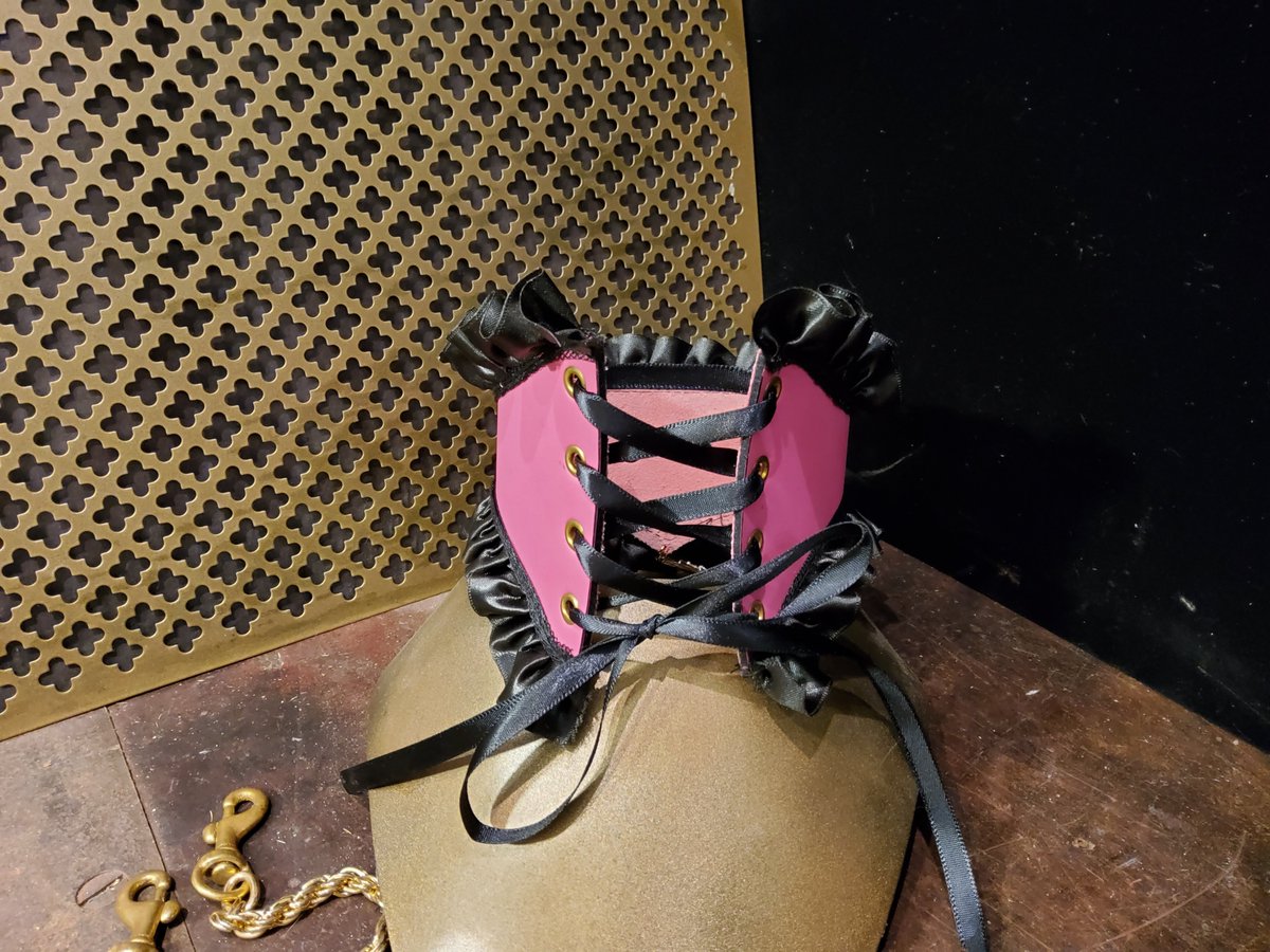 LiquidNymph's tweet photo. Hi, Twitter! I need your help, I made this fun collar and sold it in #FolsomStreetFair and I wonder who bought it?  It'll be amazing if you tag us back.💖  #BDSMCollar #FeminineCollar https://t.co/6xjBow07J2