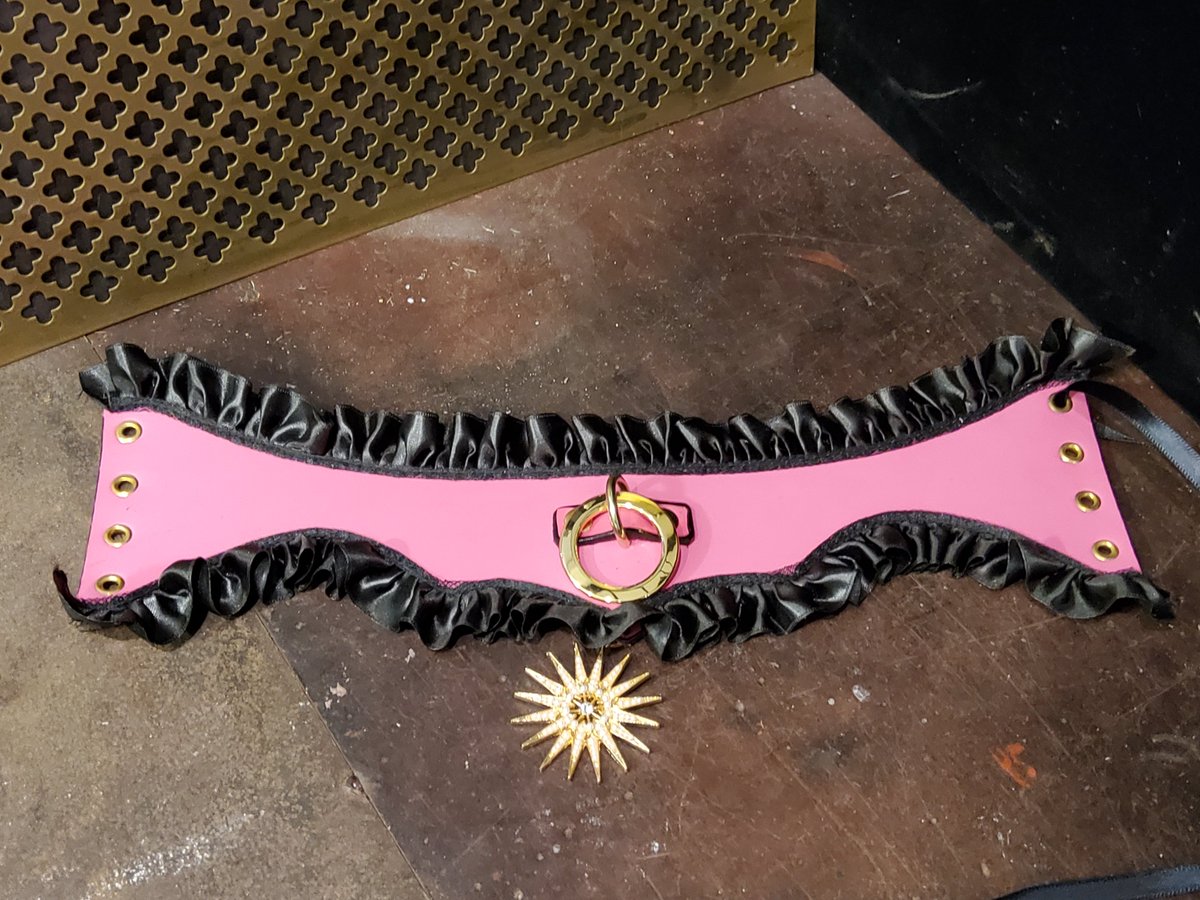 Hi, Twitter! I need your help, I made this fun collar and sold it in #FolsomStreetFair and I wonder who bought it?  It'll be amazing if you tag us back.💖  #BDSMCollar #FeminineCollar