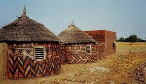 Tiébélé, la tradicional aldea de barro pintada de la población Gurunsi en el sur de Burkina Faso.
Pintar las casas siempre ha sido un trabajo de mujeres. En esta aldea habita la tribu de los Kassena, una de las más antiguas conocidas de África occidental.