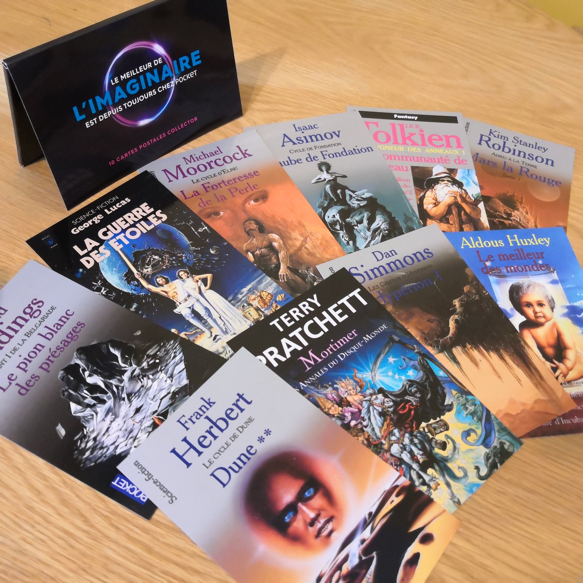 Pour le mois <a href="/Mois_imaginaire/">Mois de l'imaginaire</a> 2021, Pocket Imaginaire vous propose un set de cartes reprenant certaines des couvertures cultes de la collection ! 😮 Les 10 petites merveilles seront vôtres pour l'achat de deux livres chez votre libraire. 🥳