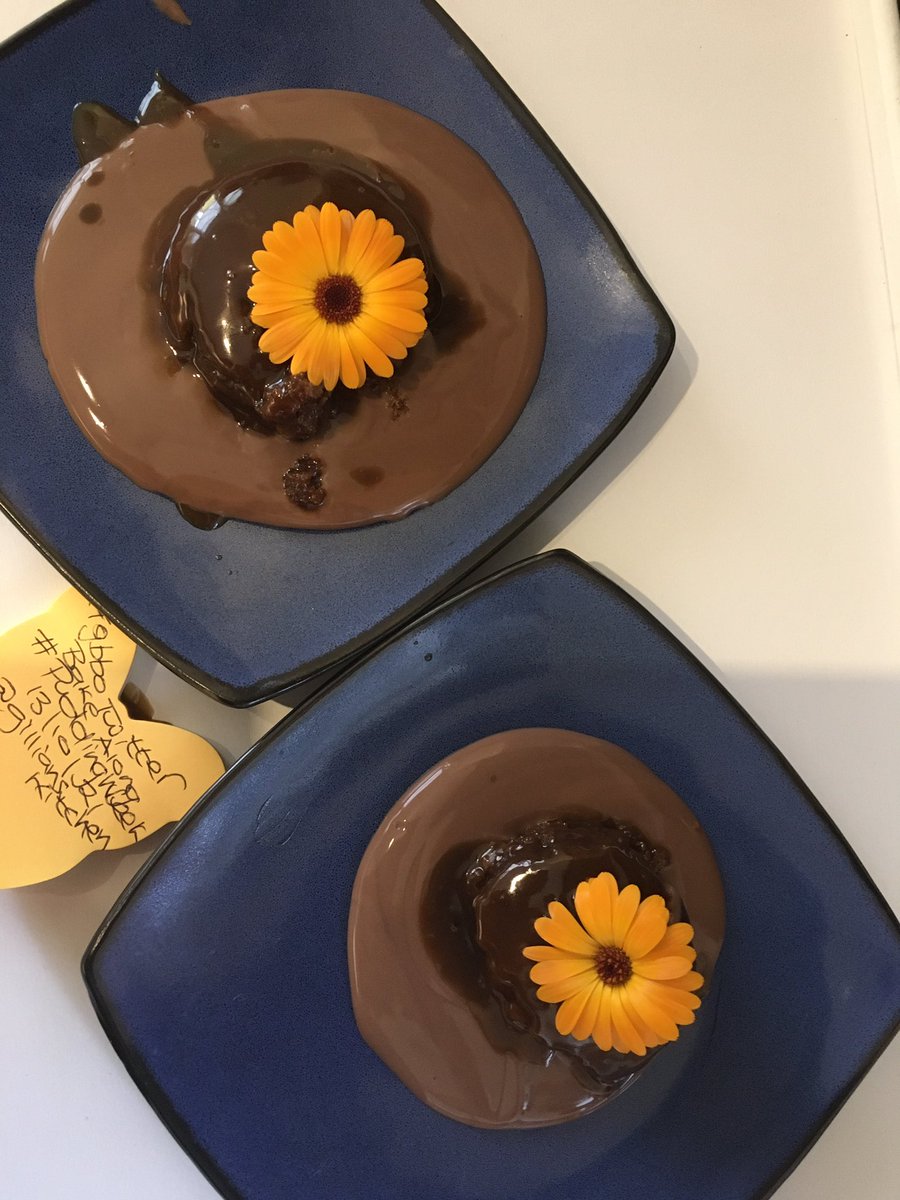 GillianVicary's tweet image. #gbbotwitterbakealong @thebakingnanna1 @Rob_C_Allen #puddingweek #stickytoffeepudding with homemade #chocolatecustard #twitterbakealong with edible #marigolds