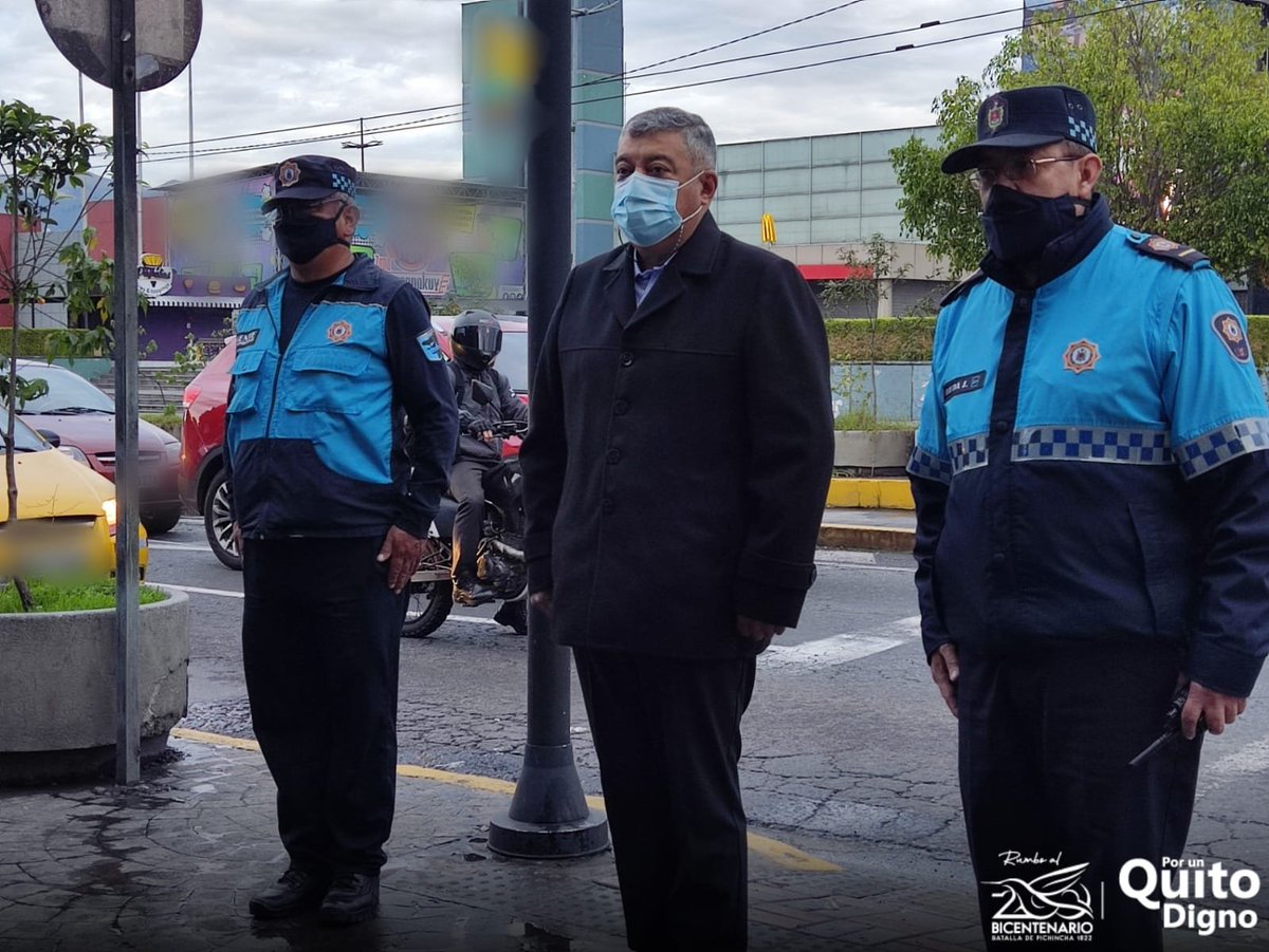 agentesdequito's tweet photo. AHORA| Colocamos una ofrenda floral en los exteriores de la Estación El Recreo, en memoria del compañero Oscar Andrango +, a quien le arrebataron la vida mientras cumplía con su labor, hace un año. #SomosAgentesDeQuito 👮🏼‍♂️#PorUnQuitoDigno https://t.co/r6BMGSsHW1