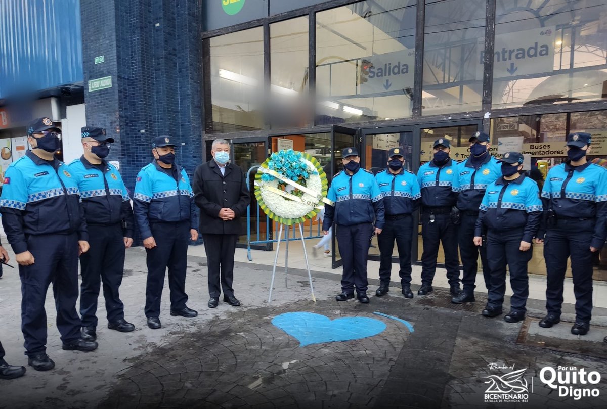 agentesdequito's tweet photo. AHORA| Colocamos una ofrenda floral en los exteriores de la Estación El Recreo, en memoria del compañero Oscar Andrango +, a quien le arrebataron la vida mientras cumplía con su labor, hace un año. #SomosAgentesDeQuito 👮🏼‍♂️#PorUnQuitoDigno https://t.co/r6BMGSsHW1