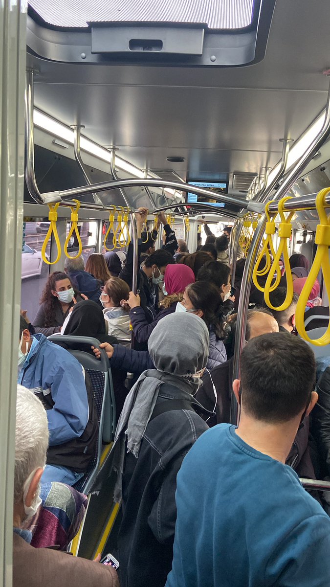 AnilUysaI's tweet photo. Yeterince toplu taşıma aracı olmazsa insanlar bir araba alıp gitme derdine düşer ve bu da sonu gelmez bir trafiğe sebebiyet verir. Sabah akşam böyle bu otobüs! Hangi yetkili bu kalabalığın farkında? @istanbulbld @ekrem_imamoglu https://t.co/1MPTSqxGws