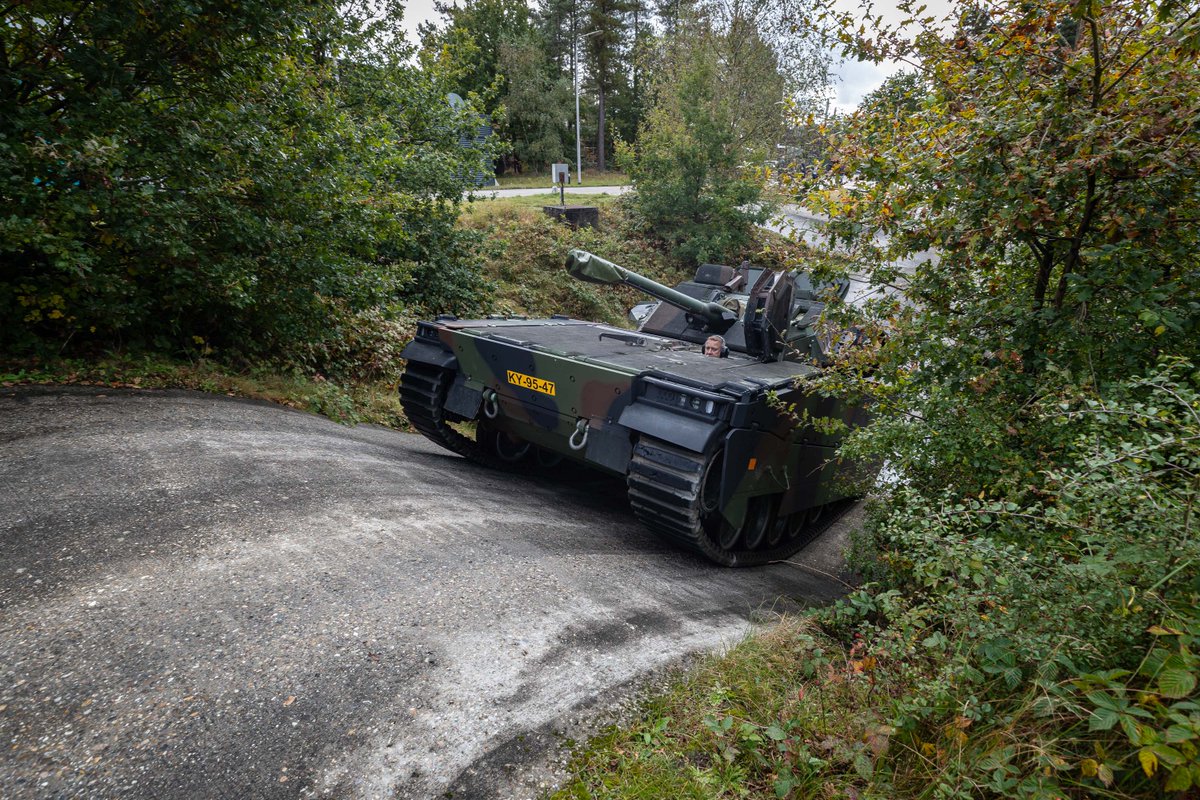 De 1ste van 128 CV90-infanteriegevechtsvoertuigen van de <a href="/landmacht/">Koninklijke Landmacht</a> is voorzien van rubber band tracks. Het is de opmaat naar een volledige modernisering van de CV90. Gisteren was de officiële presentatie van het voertuig. Eind 2023 is de vervanging rond. defensie.nl/actueel/nieuws…