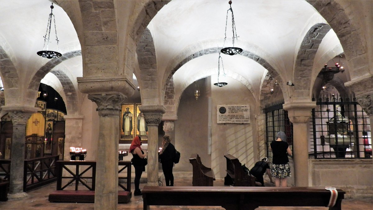 inja5248's tweet photo. #devotie ✝️ bij de tombe van San Nicola in de crypte van Basilica di San Nicola Bari 🇮🇹 https://t.co/Qwcxl7aBuj