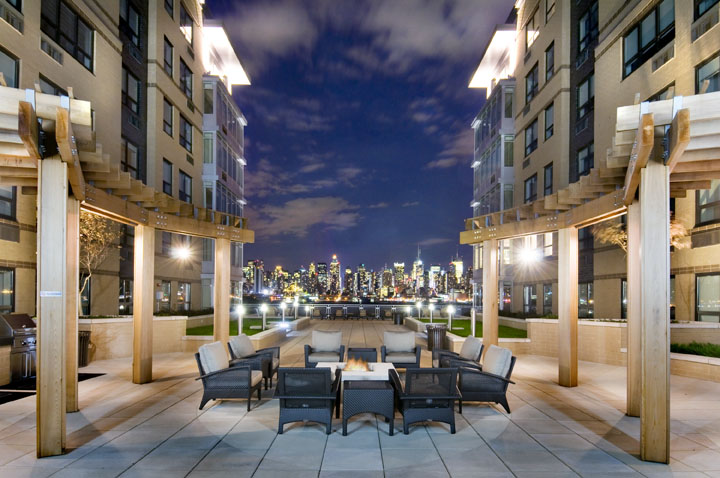 roseland_res's tweet photo. Discover a breathtaking panorama of city views @riversedgepiapts. Call today to schedule a tour of the thoughtfully-designed studio, one- and two-bedroom apartment homes!
#RoselandRes #RoselandResidential #RiversEdgePI https://t.co/YkWG0mLP5P