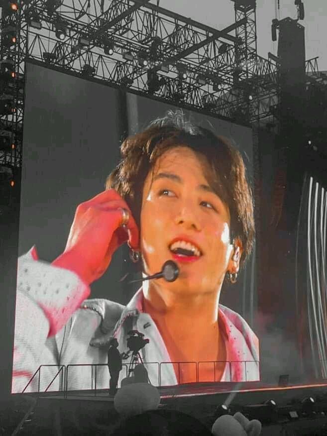tteverse's tweet photo. #taekookau where ;

 Idol Jeon Jeongguk took notice of one of his fans looking so captivating among the large crowd. https://t.co/wLjsyznPip