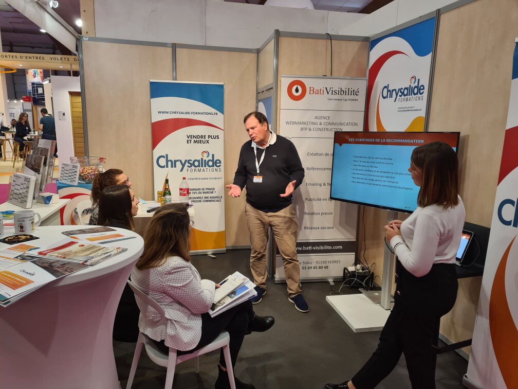 CapVisibilite's tweet photo. En direct du @Salon_Artibat avec notre partenaire Chrysalide Formations stand C19 Hall 5.
Nous vous accueillons avec notre casquette Bâti Visibilité pour des ateliers thématiques gratuits ou simplement pour échanger autour de vos performances #marketing et commerciales💪🏼
#artibat https://t.co/rZawfWhhg3