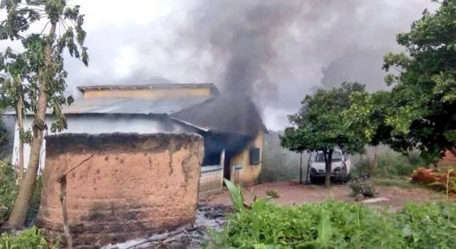 MaishaRdc's tweet photo. Trop tôt le matin, ainsi les maimai BILOZE BISHAMBUKE ont attaqué ce Village de ##MAGUNGA tuant 4 hommes et 2 femmes en razzient de vaches et incendier des maisons. Alertant les @FARDC_off, ces dernières ont dit qu'elles n'ont pas le carburant pour venir au secours.2 https://t.co/TEt3zTMRpt