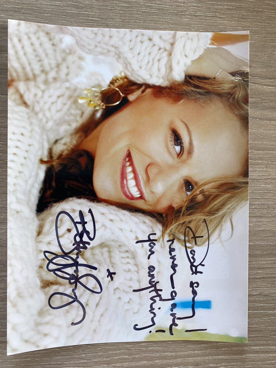DreamitCon's tweet photo. #Autographwednesday Win an autograph from Bethany Joy Lenz! Follow us , RT the tweet and tag 2 friends! // Gagne un autographe de Bethany Joy Lenz! Suis nous, RT le tweet et tague 2 amis! https://t.co/18fAcwH48A