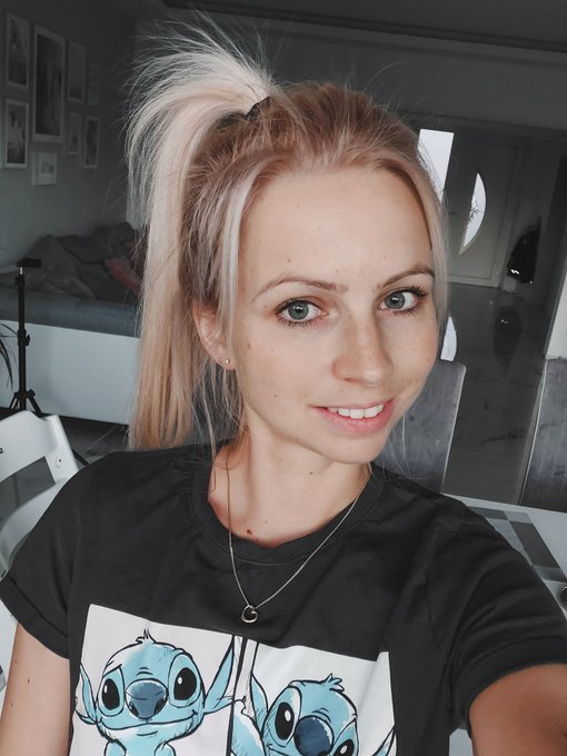 Mein erster Twitter Post 😅 Ich wurde &uuml;berdet. Da ich schon Instagram, Tik Tok und Twitch mache fehlte<a href="/tag/selfie"class="tags"><span>#selfie</span></a><a href="/tag/smile"class="tags"><span>#smile</span></a><a href="/tag/beautiful"class="tags"><span>#beautiful</span></a><a href="/tag/instagram"class="tags"><span>#instagram</span></a><a href="/tag/girlpower"class="tags"><span>#girlpower</span></a>