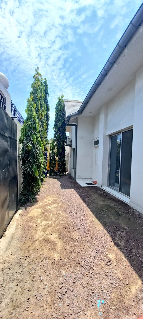 immo_shu's tweet photo. 🏠PROPRIÉTÉ À LOUER 🏠

TYPE : #APPARTEMENT

📍#LOCALISATION 
❇️ C/ LINGWALA- 24 - Saut-de-mouton rtnc
❇️ #KINSHASA - #RDC🇨🇩

✳ 4 Chambres
✳ 4 Salles de bain
✳ Deux  Salons
✳Cuisine Équipée 
✳Paillotes 
✳ Groupe électrogène 
Loyer : 2000$

Contact : +243822107700 https://t.co/nEQ1W5YXqC