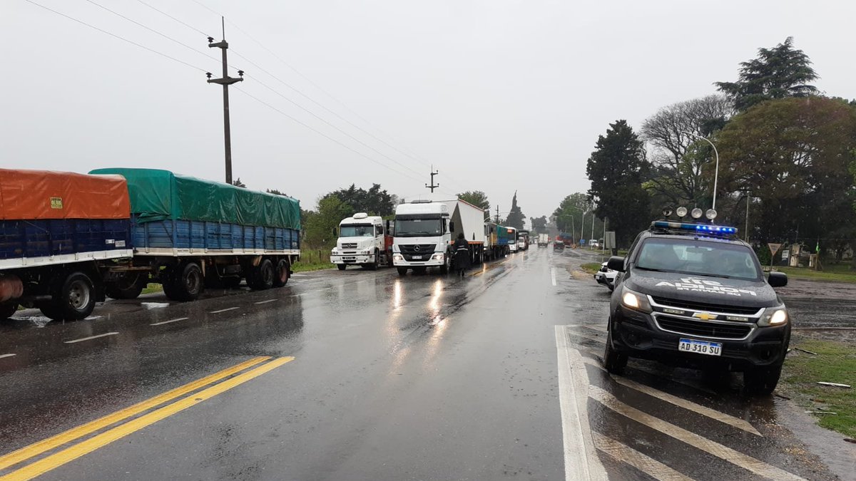 RedSegVial's tweet photo. Atención! #RP91
Corte total entre #Serodino y #Totoras por siniestro vial entre 2 camiones.
👉 Se realizan desvíos a la altura del peaje chico.
▶️ Evitar la zona. https://t.co/128yHfsgU0