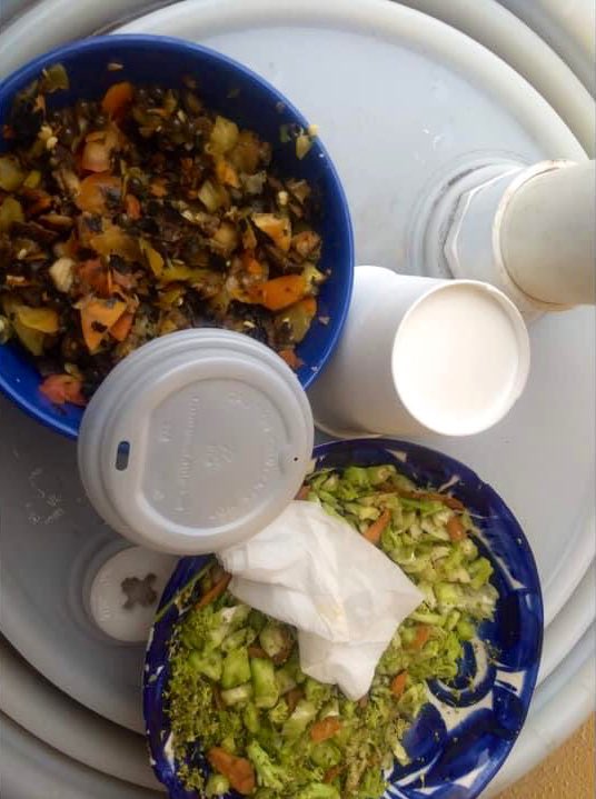 COAOAmbiental's tweet image. En la #compostera, pusimos a prueba un producto que tiene sello #biodegradable, pero la noticia es que después de 2 años nunca se desintegró, es una #TapaEcológica falsa así como el #unicel color arena que dice que se descompone con el tiempo.

@urbanosoax @Revista_mujeres :)