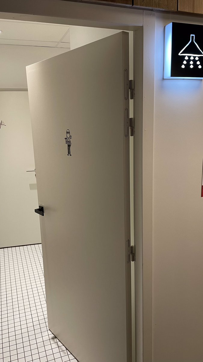 MadebyMaider's tweet photo. @bookingcom Around 8pm, 5 hours later, the only alternative proposed to us was a 6-bed dorm with individual bunk beds, bathroom and WC shared with 3 other dorms 👌 https://t.co/Z5qrfOWICl