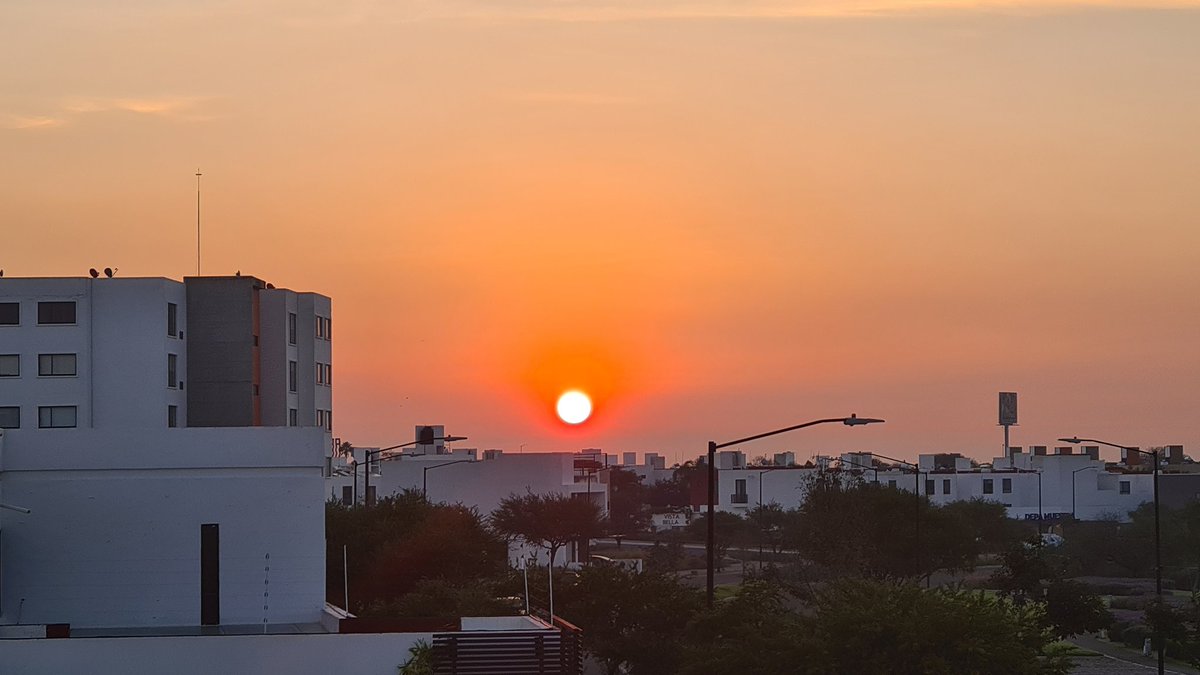 ferloz's tweet photo. #Querétaro tiene amaneceres y puestas de sol como en la playa. Hace un chingo de calor, como en la playa. Pero no tiene mar y arena como en la playa. 😄 https://t.co/iETcjJSSQ7