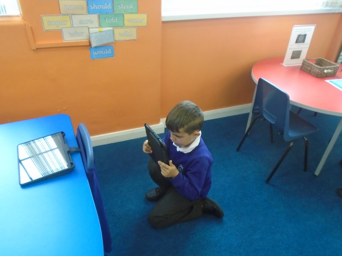 SkegInfantAcad's tweet photo. Year 2 have enjoyed their #digital5aday this afternoon. They have taken photographs to connect with others, used 5 a day to be active, used the laptops to be creative, used the talk tins to give compliments to others and they have written tips for being mindful when online. https://t.co/UfvvyCRrYM