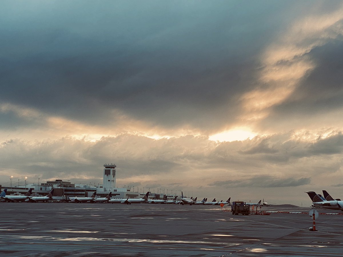 TerenzioMario's tweet photo. Hey United!!! Yesterday Den saw it’s first snow!! While brief it brought us a wonderful sky! @JRoo1421 @weareunited @mca_photography #coloradobeauty #DENTechOps https://t.co/ZFNbmkIdFh