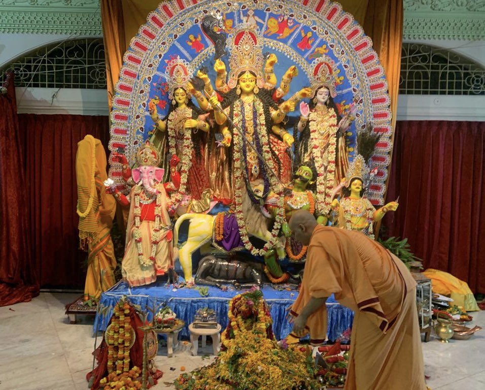 ihcdhaka's tweet photo. HC @VDoraiswami joined devotees in offering evening Aarti to Goddess #Durga at Ramakrishna Mission, #Dhaka and wished everyone on the occasion of #MahaAshtami https://t.co/Y8L3KhJjhP