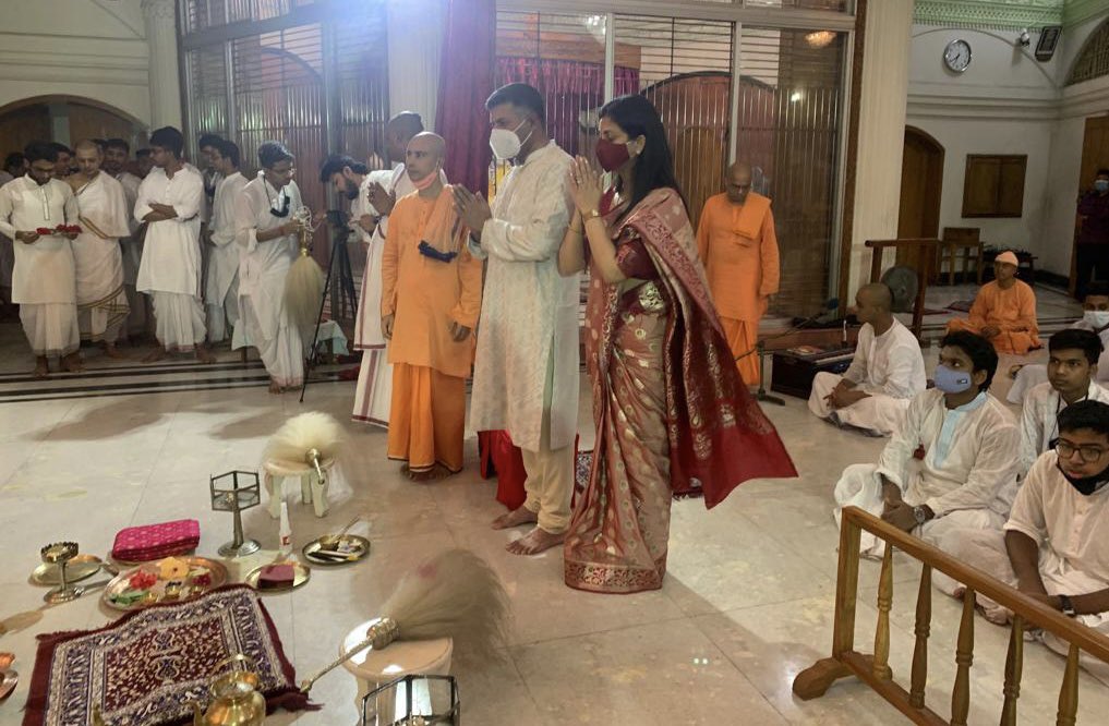 ihcdhaka's tweet photo. HC @VDoraiswami joined devotees in offering evening Aarti to Goddess #Durga at Ramakrishna Mission, #Dhaka and wished everyone on the occasion of #MahaAshtami https://t.co/Y8L3KhJjhP