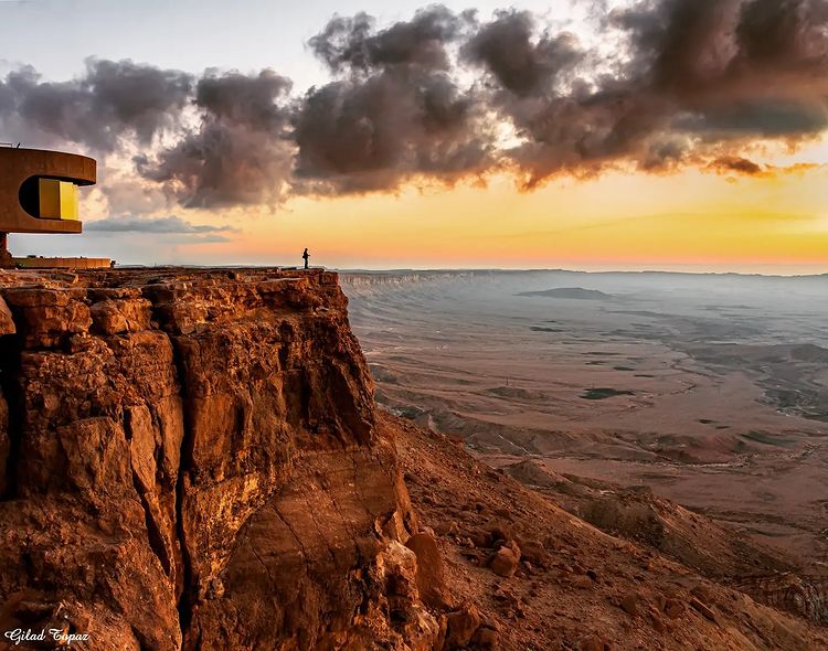 israelinCH's tweet photo. Schauen Sie sich dieses schöne und besondere Mizpe Ramon im Süden Israels an 🏜️🌄🌞
Waren Sie schon einmal dort? Teilen Sie es mit uns! 😎
📸Gilad Topaz
#twilight #nature #MizpeRamon #southofisrael #desert https://t.co/wUOIcm4X40