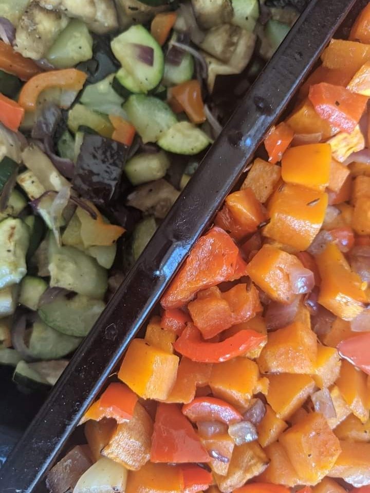 Sweet potato and blackbean pasties and roasted vegetable pittas with white bean hummus. Available at St Ives Farmers Market, the Guildhall from 9am - 2pm Thursday. We've also got cake!

#Vegan #veganism #VeganCommunity #vegans #StIves #Cornwall #VeganCornwall #CornwallVegans