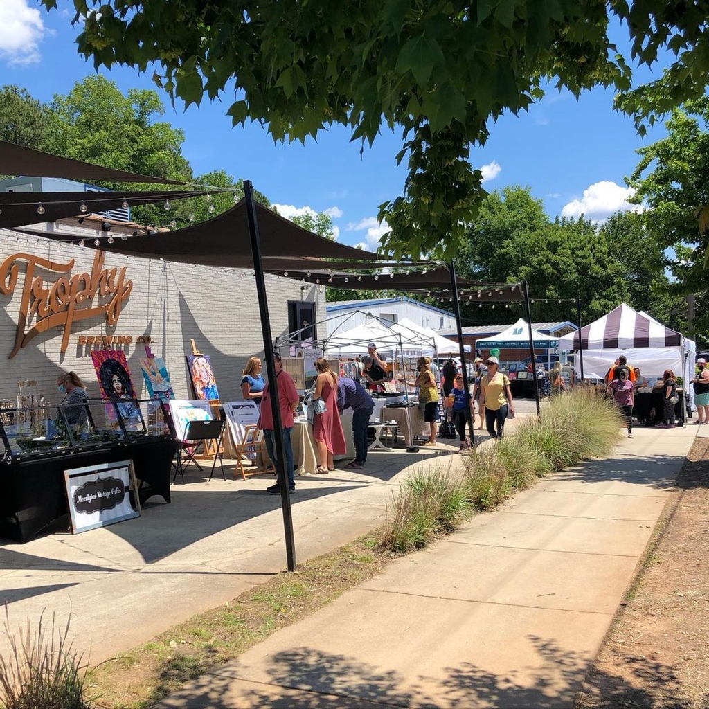 ShopLocRaleigh's tweet photo. Who loves pop-up markets!?! Check out the list below for THREE awesome markets coming your way!
@theraleighnightmarket
π Wed. 10/13 @ 5-9
π @shraleigh
#FallingForLocal
π Sat. 10/16 @ 11-6
π @dixpark
@popupraleigh
π Sat. 10/16 & Sun. 10/17 @ 12-5
π @trophymaywood https://t.co/Ut4NTw9Mgl