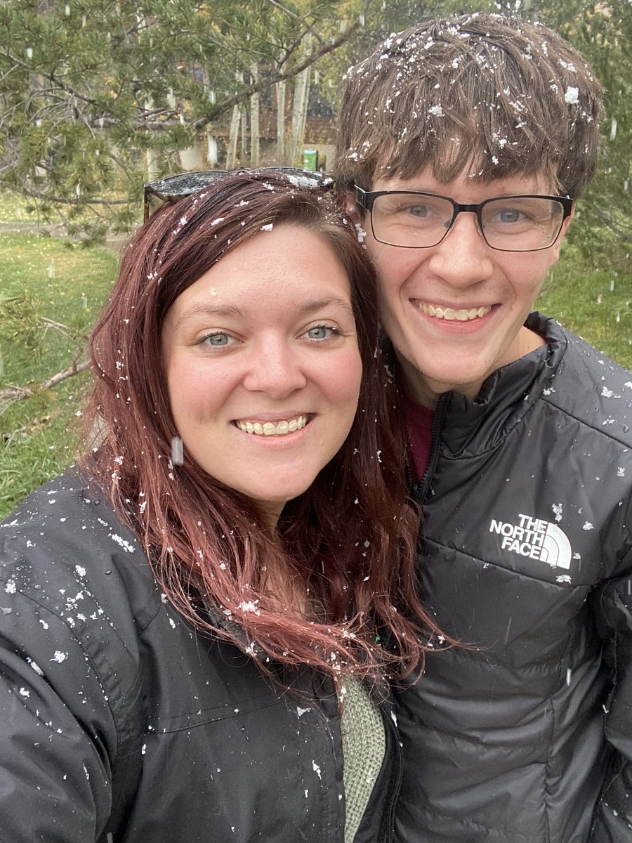 daniellelaw97's tweet photo. It’s snowing !!! ❄️🌨 https://t.co/7VVhjdxlm1