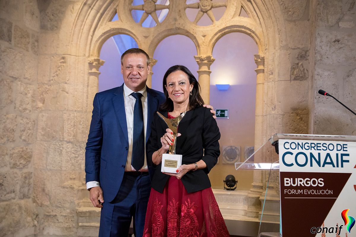 CONAIF's tweet photo. La directora general de @afecspain, Pilar Budí, recibe el premio Manuel Laguna de @CONAIF en su edición de 2021 

▶️Lee la noticia aquí: https://t.co/JEaQbKX6Ak https://t.co/PYxHXygIbi