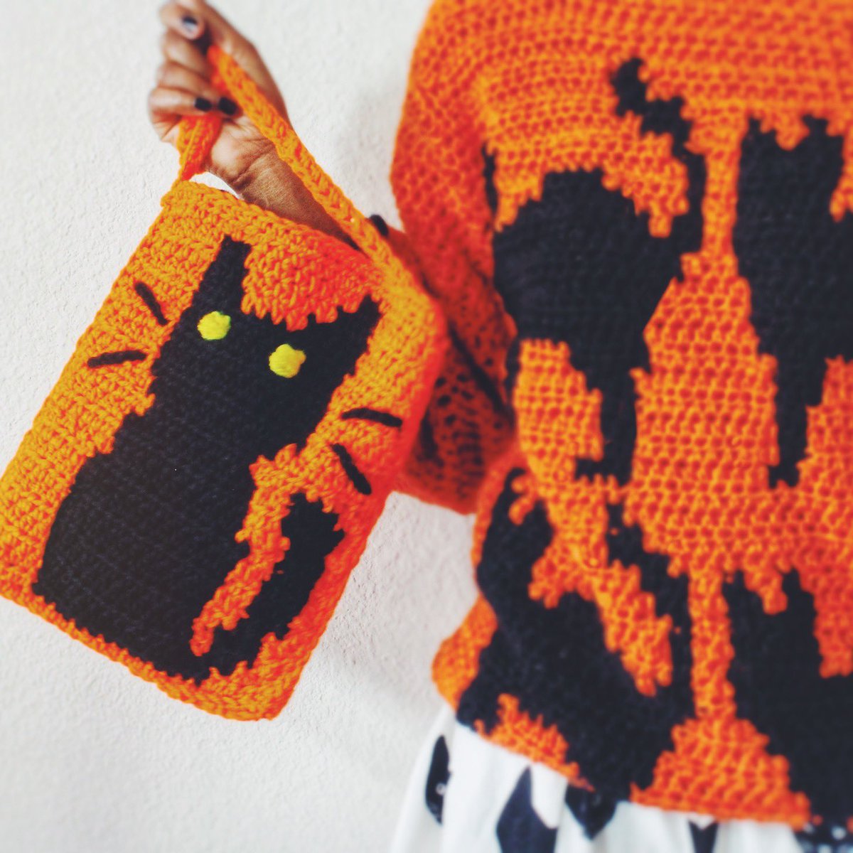 DreamCrochet's tweet photo. 😺kinda obsessed with creating these bags lately 😻 the spooky halloween crochet cat tote is available @ribblr_it 🧡🖤 https://t.co/Gp3Fo7Xqtm