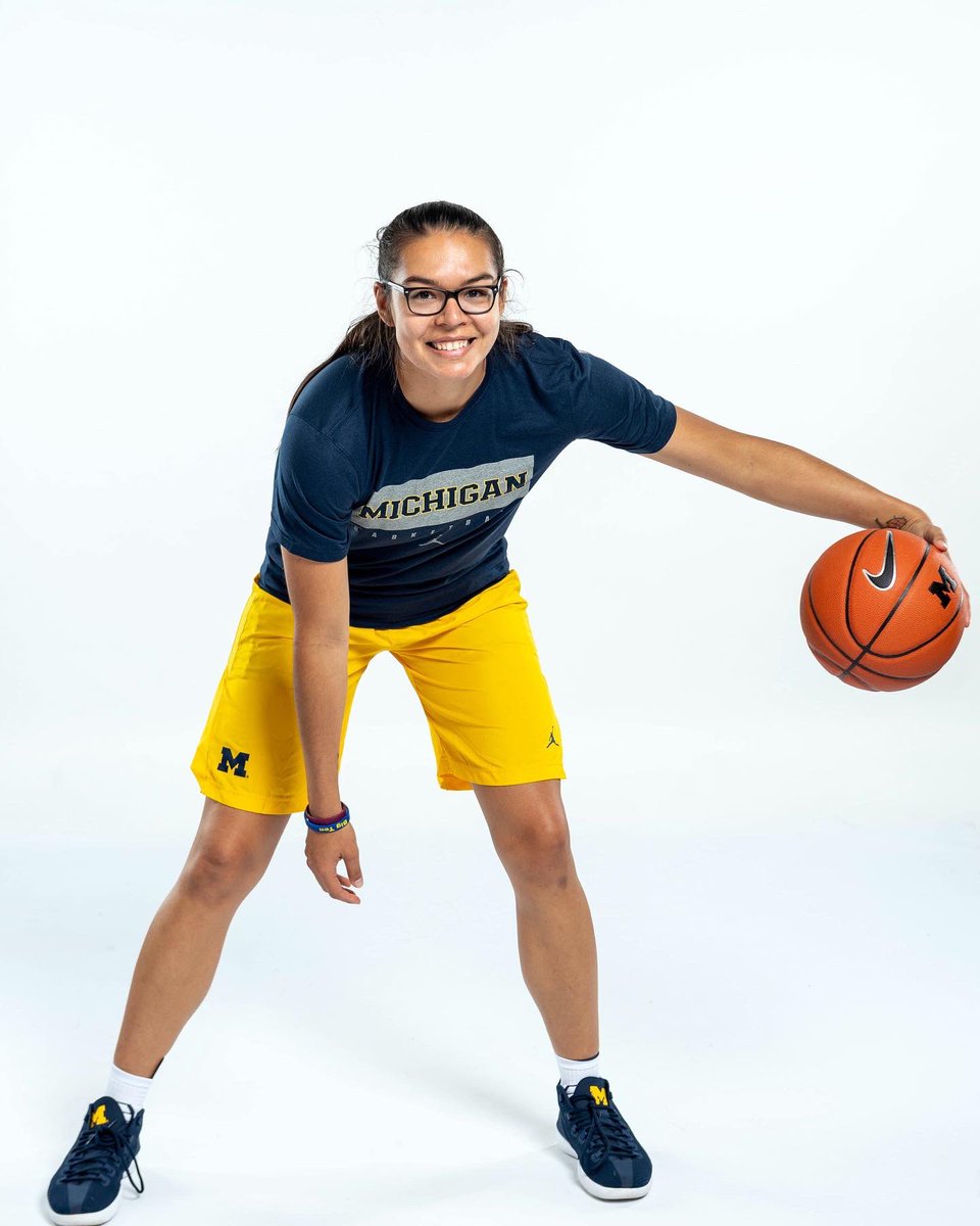 umichwbball's tweet photo. Wishing our graduate manager @FrostReyna a very happy birthday! 🎂🎁🎉

#goblue https://t.co/OAPVIxOA7m