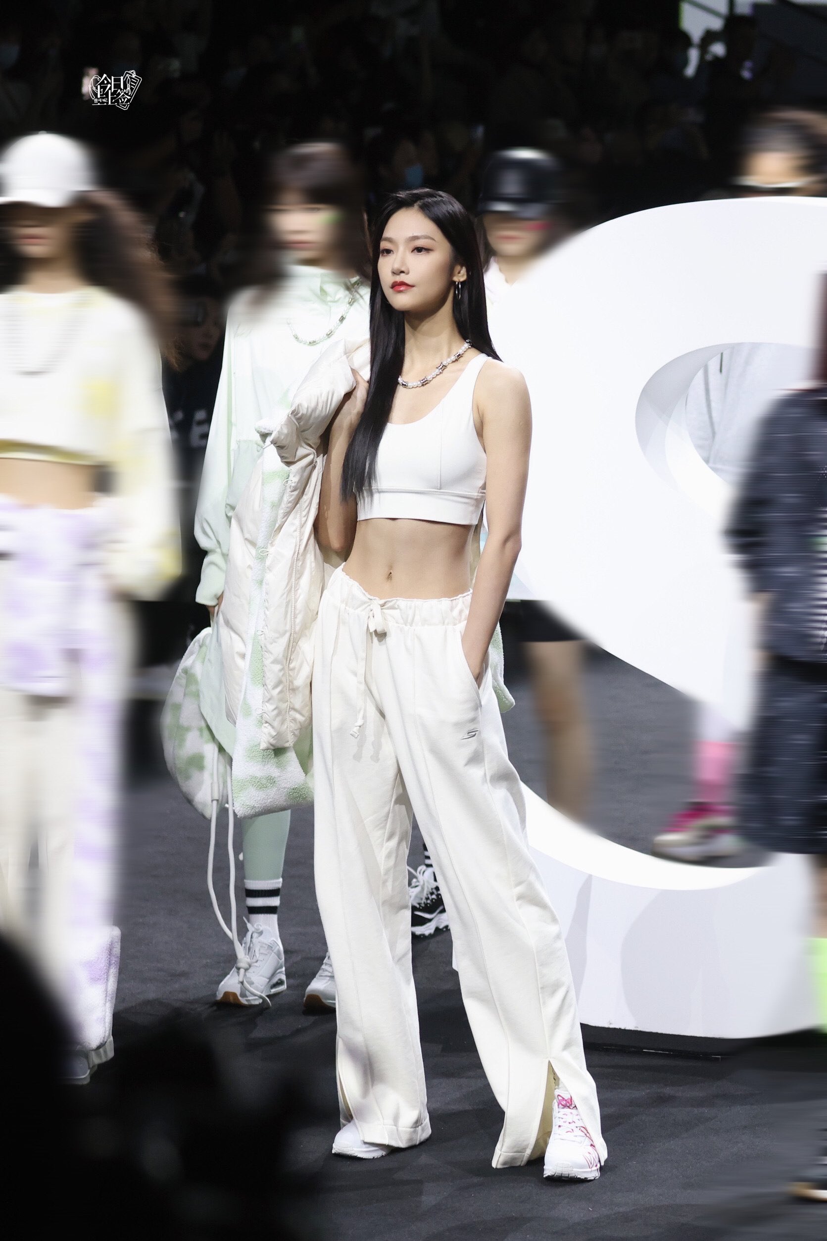 تويتر \ Jenny-Z International Fanbase على "211013// Zeng Keni as the opening model on the runway for Skechers SS2022 Shanghai Fashion Week fansite photos (4) 🔗 https://t.co/9AX38hFn01 © RabbitHole丨曾可妮 #曾可妮 #