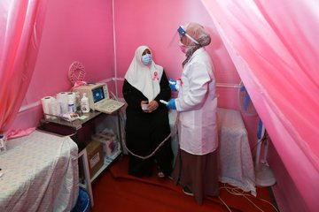 Mvoice13's tweet photo. #Palestinian women wait outside a mobile breast cancer check-up clinic set up in a truck, during a campaign aimed to raise public awareness in #Gaza over the need for early tests to discover breast cancer, in Khan Yunis in southern #Gaza. @Mvoice13 https://t.co/uVloYb64Z4