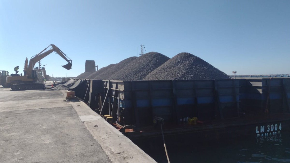PuertosYucatan's tweet photo. El día de hoy atracó en @PuertosYucatan el buque #LM3004, y se dio inicio con los trabajos de descarga de 7,310 toneladas de #Balasto proveniente del #PuertodeVeracruz
#APIProgreso 🚢🇲🇽🚆 https://t.co/oeDAoD1ter