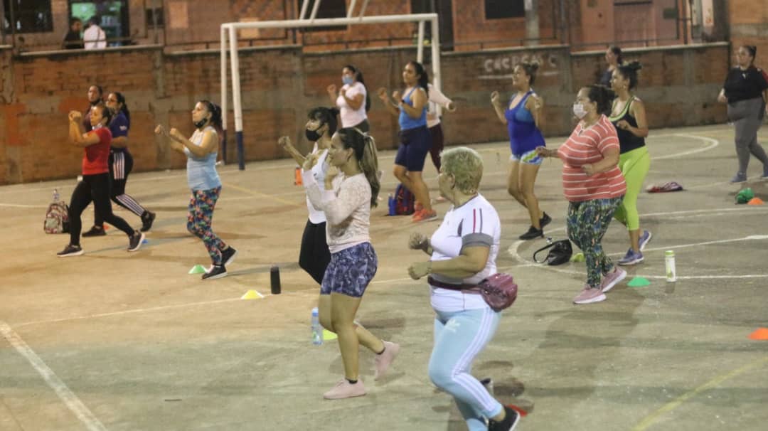 SanVicenteCh's tweet photo. IMÁGENES de #ZonaFIT- IMERDES en el polideportivo COMUNEROS con RUMBA AERÓBICA, ACONDICIONAMIENTO FÍSICO y CARDIO BOX. Integración desde el deporte. #HábitosyEstilosDeVidaSaludables. @indersantander. #SanVicenteDeporteConFUTURO. #OscarRodríguezAlcalde. https://t.co/Nbl0KpXxVc
