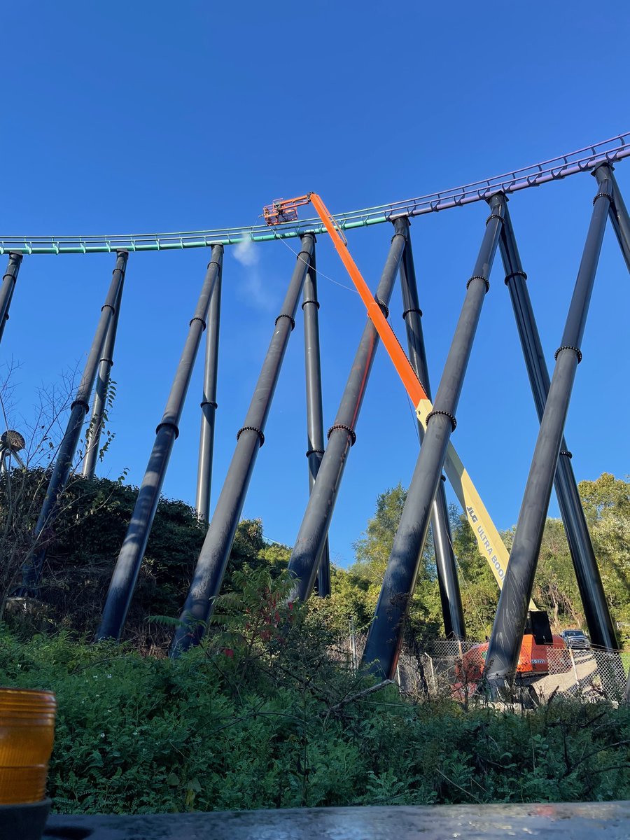 BaynumSolutions's tweet photo. Petrifying Purple has begun its takeover on Phantom’s Revenge! Wedged between the natural terrain and Thunderbolt our painters have a fun challenge ahead of them! #kennywood #phantomsrevenge #baynumpainting #transformation https://t.co/xEtTwYUPlX