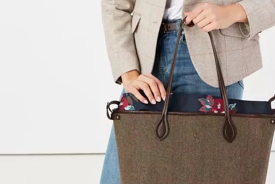 Well hello to this gorgeous Joules Shopper. 

Beautifully finished in traditional tweed we hand package and deliver free of charge. That’s the Bennett’s touch! 

bennettsofderby.co.uk/product/adelin…

#joulesbag