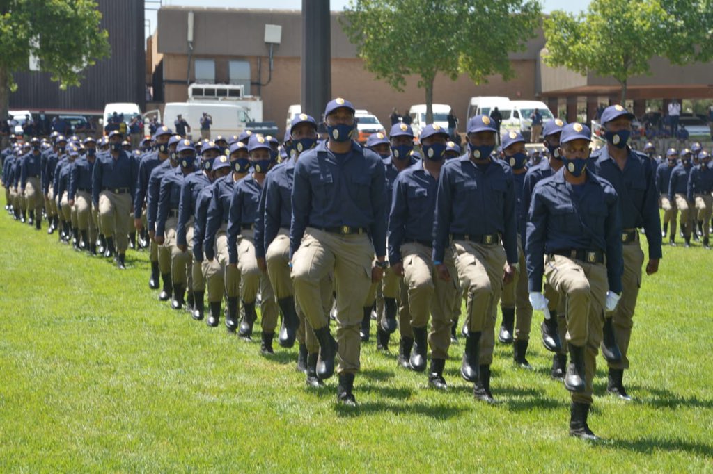 MallyMokoena_'s tweet photo. Congratulations to all our newly graduated @JoburgMPD officers. I wish them well in their new journey of service. May they always remember their oath of office as they serve the @CityofJoburgZA &amp; its people. May they uphold it unfailingly – with passion &amp; pride. 
#WeServeJoburg https://t.co/glYQThjoRe