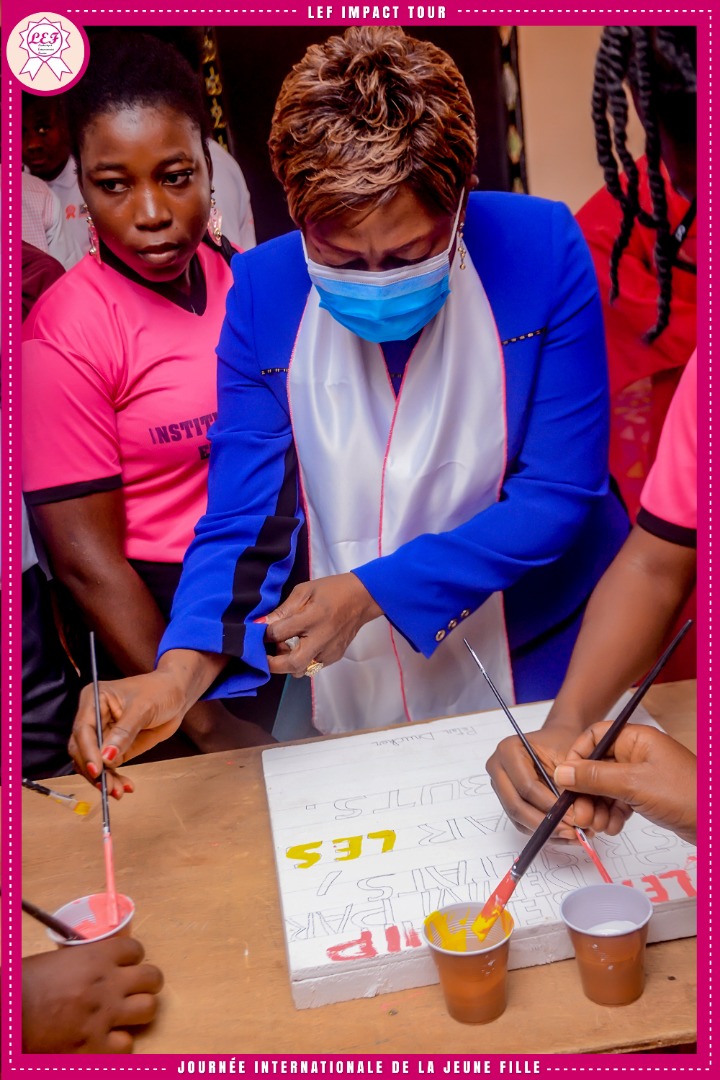 LeadershipEntr1's tweet photo. #journéeInternationaleDeLaJeuneFille

Revivons en image le lancement de la caravane du leadership féminin à l'occasion de la Journée Internationale de la Jeune Fille. 

C'était ce lundi 10 Octobre 2021 à l'Institut de Formation et d'Éducation Féminine (IFEF Bouaké). https://t.co/JQgaJMDxmk