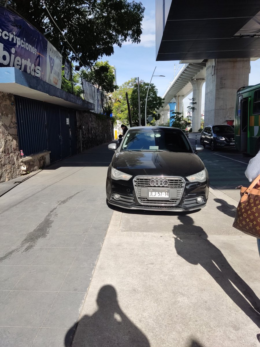 BrujaNumerica17's tweet photo. Ya se le hizo costumbre a esta persona estacionarse en la banqueta por Ávila Camacho, afuera de la estación de L3 Circunvalación Country 
@Trafico_ZMG
@JaliscoVial https://t.co/sWzKMRvEF1